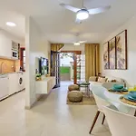 Elegant Coastal Retreat With Private Terrace & Pool Access بيت للعطل *