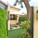 Elegant Coastal Retreat With Private Terrace & Pool Access カレタ・デ・フステ