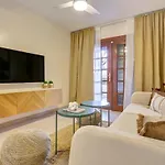 別荘 Elegant Coastal Retreat With Private Terrace & Pool Access