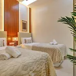 بيت للعطل Elegant Coastal Retreat With Private Terrace & Pool Access *