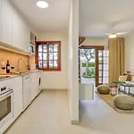 Elegant Coastal Retreat With Private Terrace & Pool Access Semesterbostad *