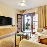 Elegant Coastal Retreat With Private Terrace & Pool Access Semesterbostad Caleta De Fuste