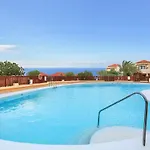 Elegant Coastal Retreat With Private Terrace & Pool Access Semesterbostad