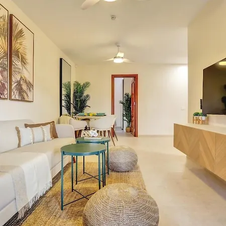 Elegant Coastal Retreat With Private Terrace & Pool Access *
