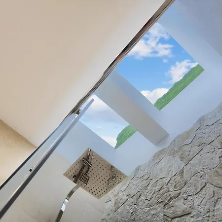 Ferienhaus Elegant Coastal Retreat With Private Terrace & Pool Access *