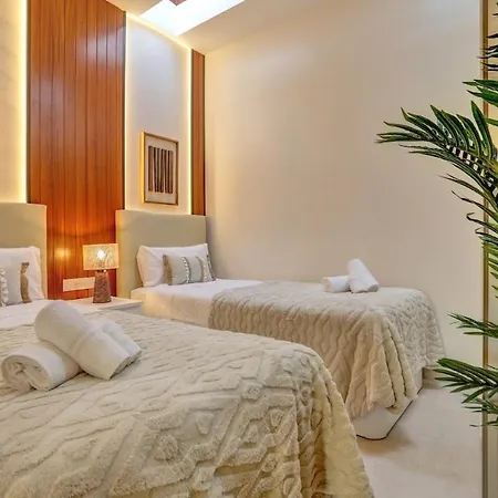 Σπίτι διακοπών Elegant Coastal Retreat With Private Terrace & Pool Access *
