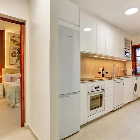 Ferienhaus Elegant Coastal Retreat With Private Terrace & Pool Access *
