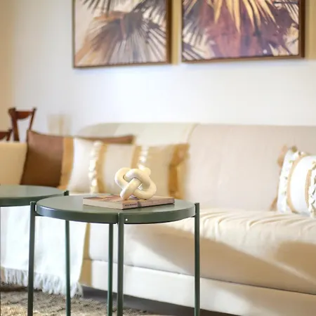 Elegant Coastal Retreat With Private Terrace & Pool Access Σπίτι διακοπών
