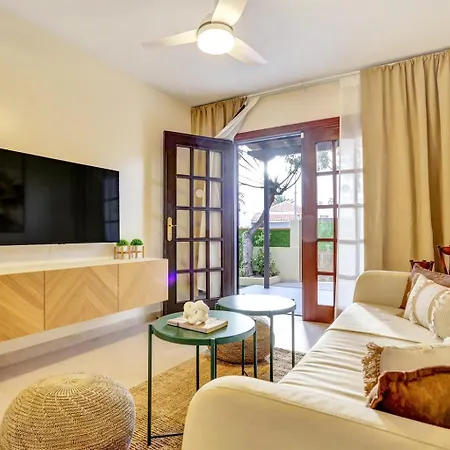 Ferienhaus Elegant Coastal Retreat With Private Terrace & Pool Access