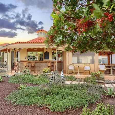 Ferienhaus Elegant Coastal Retreat With Private Terrace & Pool Access *