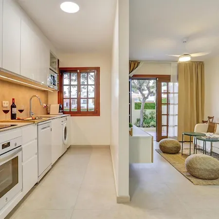 Elegant Coastal Retreat With Private Terrace & Pool Access Ferienhaus *