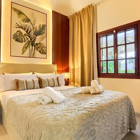 Elegant Coastal Retreat With Private Terrace & Pool Access Ferienhaus Caleta De Fuste