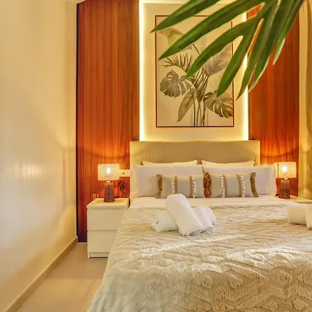 Elegant Coastal Retreat With Private Terrace & Pool Access Ferienhaus *